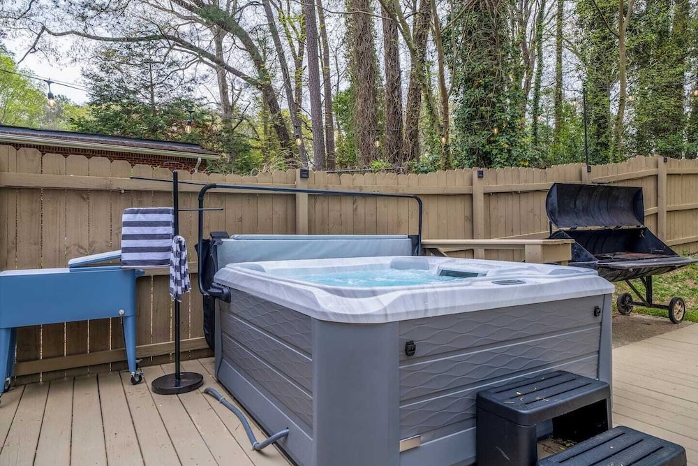 ATL Patio Paradise Pool Hottub Theater Gmrm B-ball