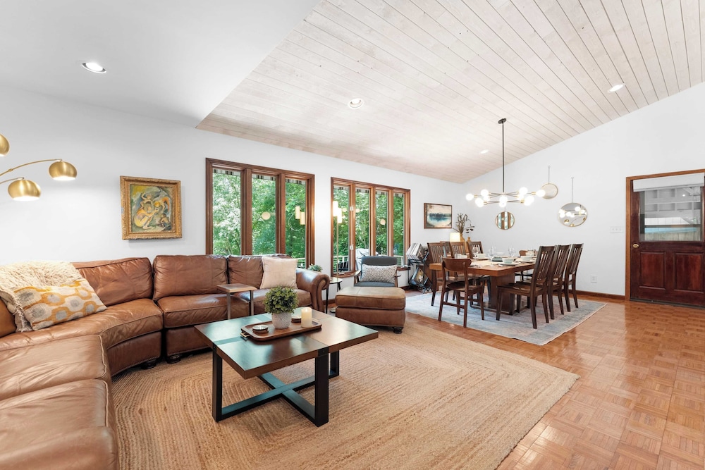 Shady Daze: Waterfront Home w/ Deck, Hot Tub & Lake Views
