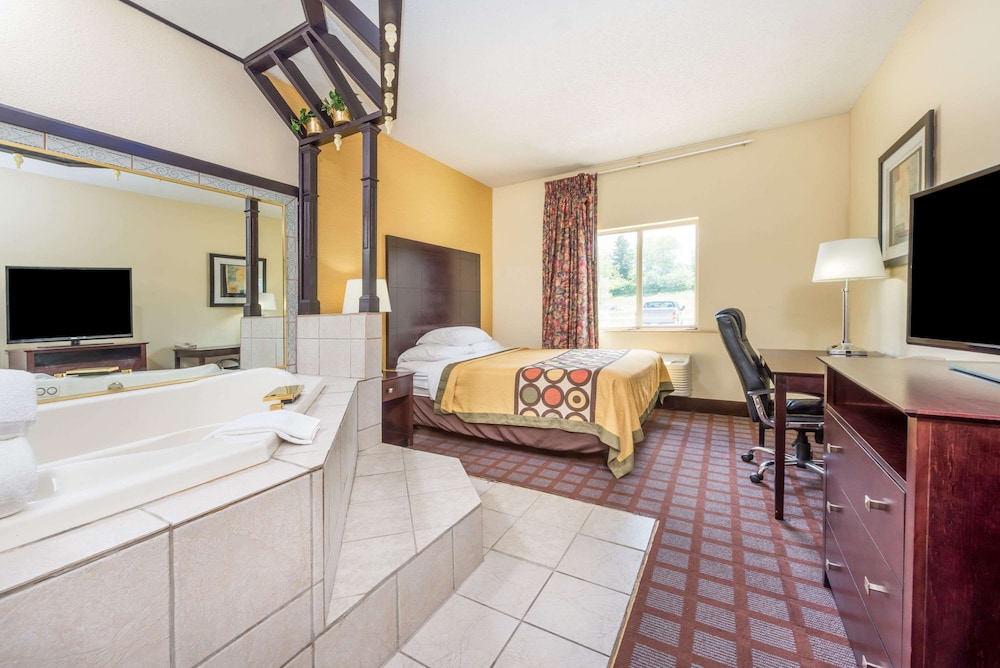 Bloomington Vacations - Super 8 by Wyndham Bloomington University Area - Property Image 5