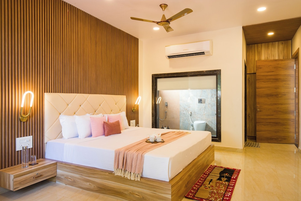 Alaya Stays 5BHK Roohmon's Farm Pvt Pool