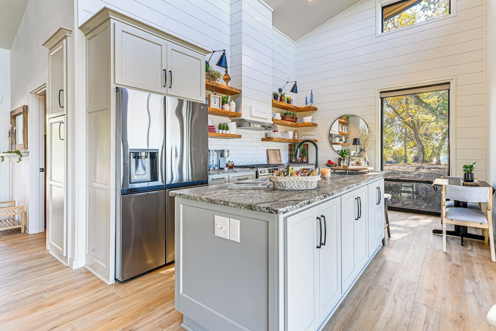 Dreamy Hilltop View: Roseburg Wine Country Retreat