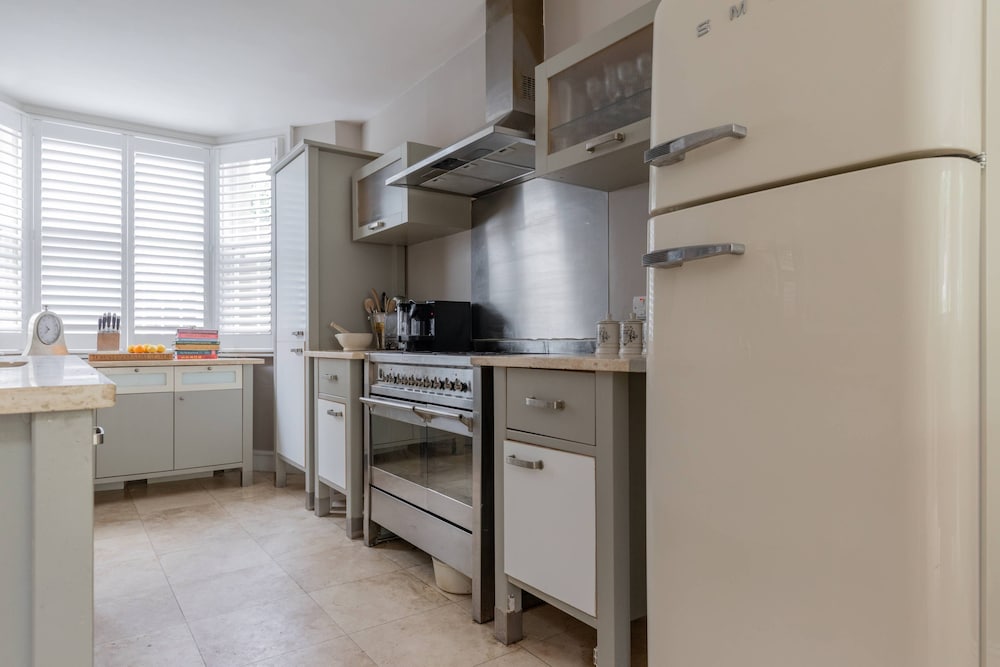 Tetcott Road by Onefinestay