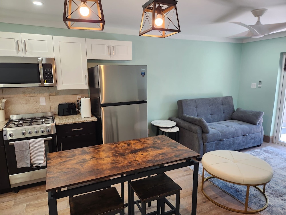 By The Bay - Brand New Apartment, Steps To The Sea, Walk To Town 1 Bedroom Apts