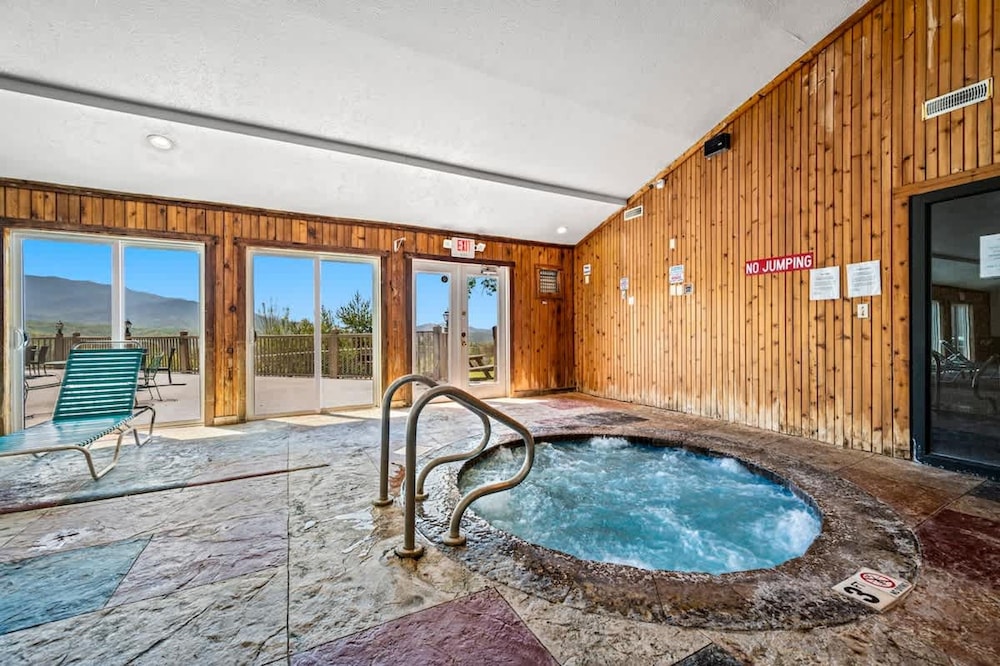 Full Kitchen Hot Tub Indoor Pool Sleeps 6