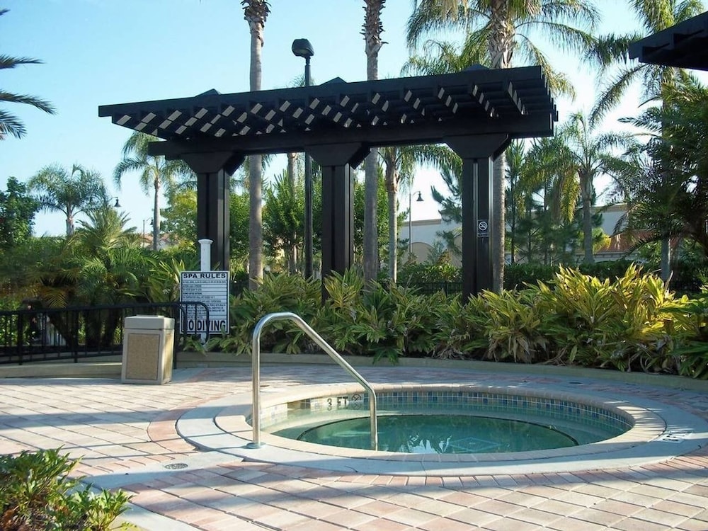 Stylish and Contemporary Vista Cay Hideaway - Lake View 3bd/2ba #3vc4126