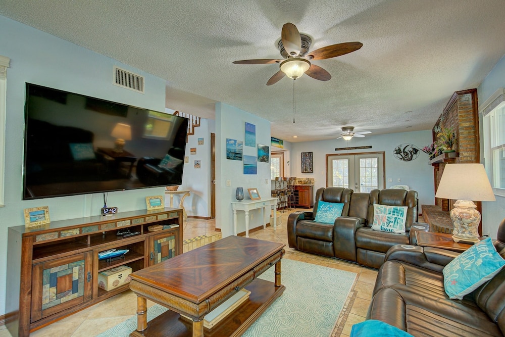 Spacious 4 3 Retreat- Heated Pool-playroom