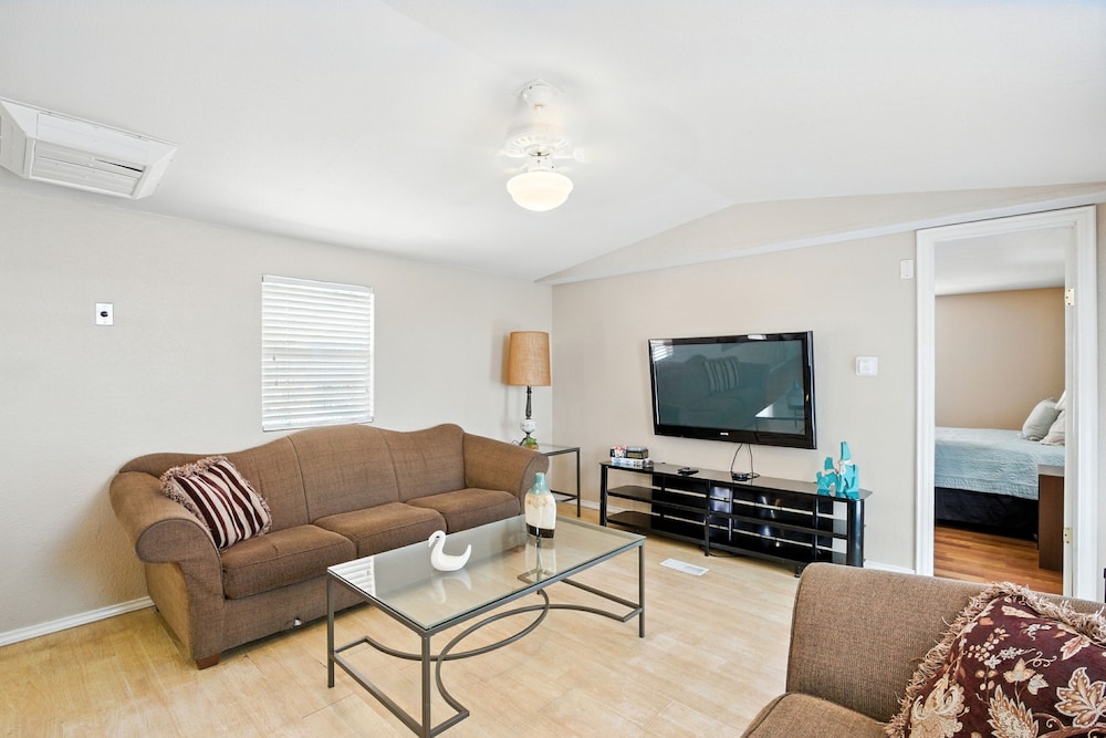 Desert Haven Cozy 2-Bedroom Mobile Home Near NMSU 2 Home