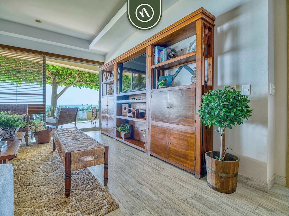 Luxury 4 BR Condo - Private Beachfront Deck With Pool