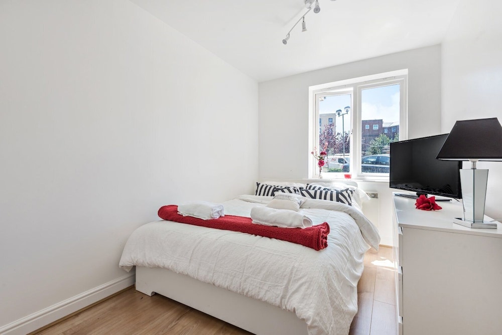 2 Bed Flat, Dedicated Workspace, Parking, 4KTV