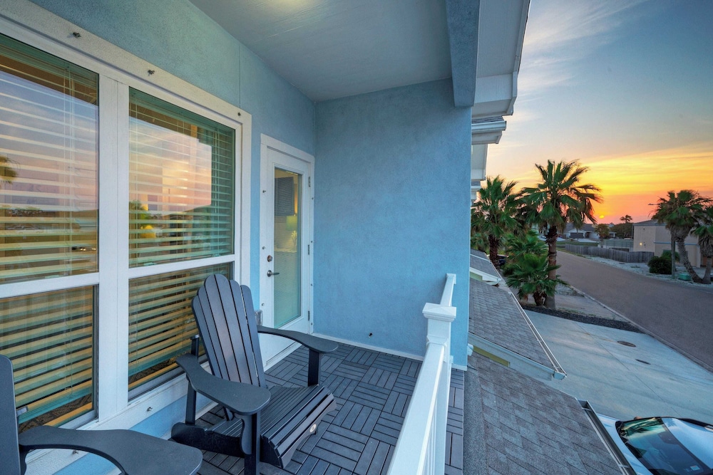 Peaceful Paradise Private Pool, Balcony Views + 5 Mins to Whitecap Beach