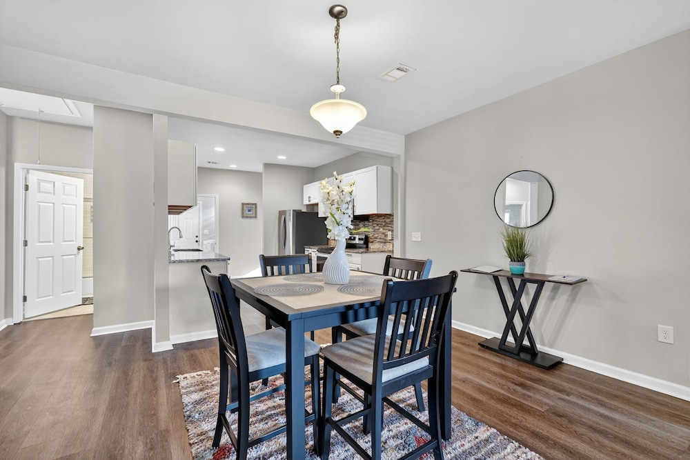 Spacious 4br Mozley Park Home With Fenced Yard 4 Bedroom Home