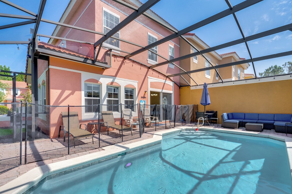 10 Mi to Disney Parks: Resort Retreat w/ Patio