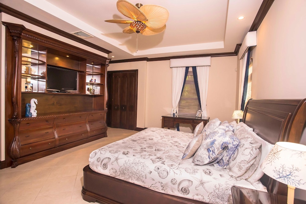 Bella Vista 3F- 3 bdr 3 1 2 Bath Family view 4
