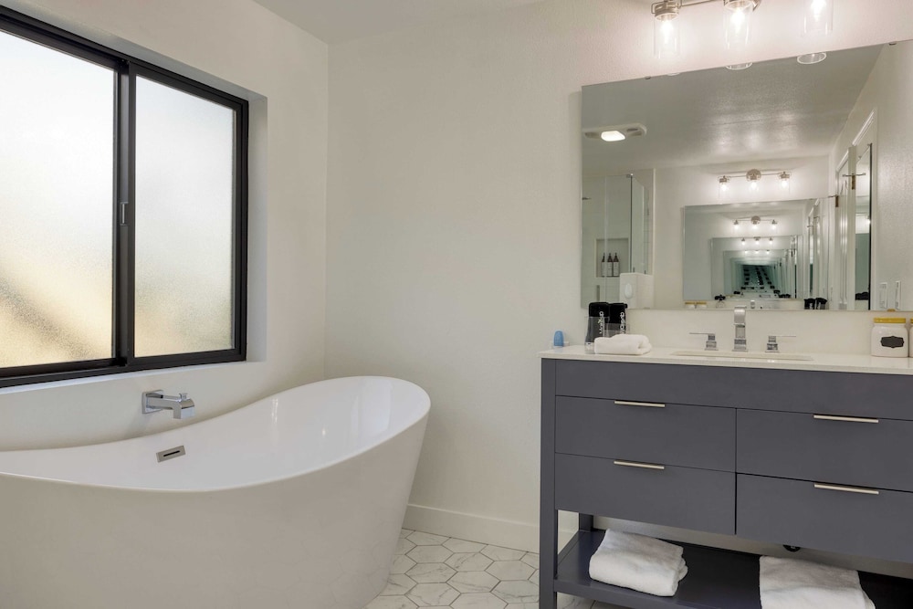 Terrace Hill Modern Paso Robles Escape Near Wineries, Dining, and Hot Springs