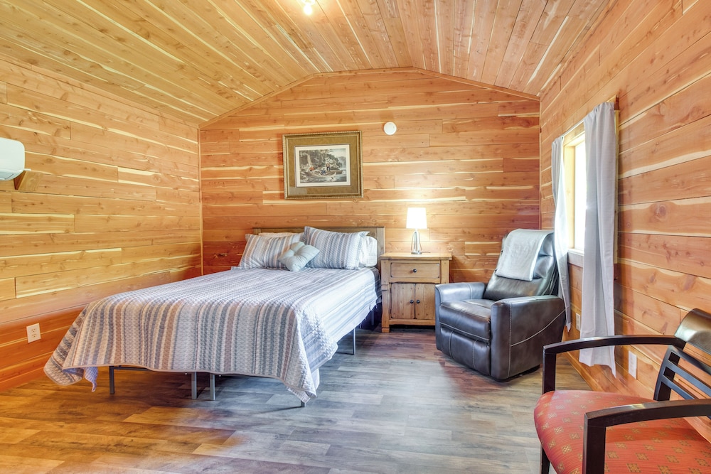 Half-mi to Bull Shoals Lake Access: Angler's Cabin