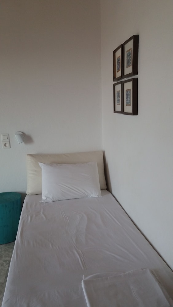Manos Rooms