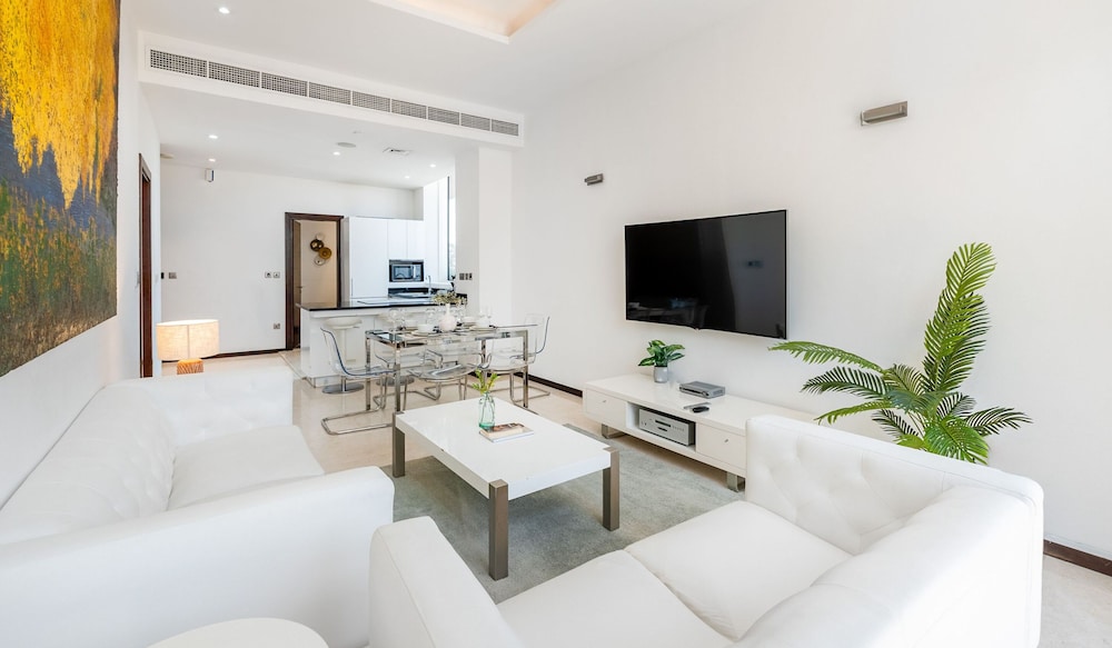 Exquisite 2BR w Exclusive Beach Access at the Palm