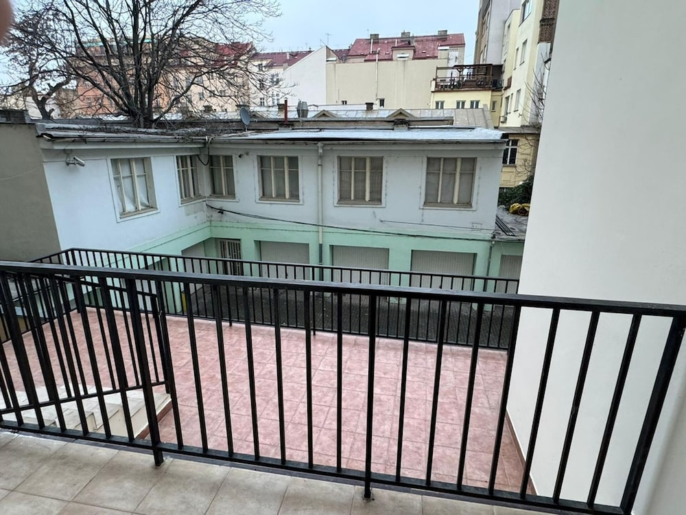 Studio - Sleeps 2 -smoking on Balcony - Pets -wifi