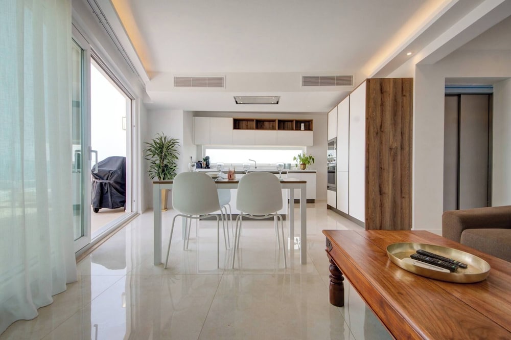 Luxury Penthouse With Private Pool and sea Views, Sleeps 6