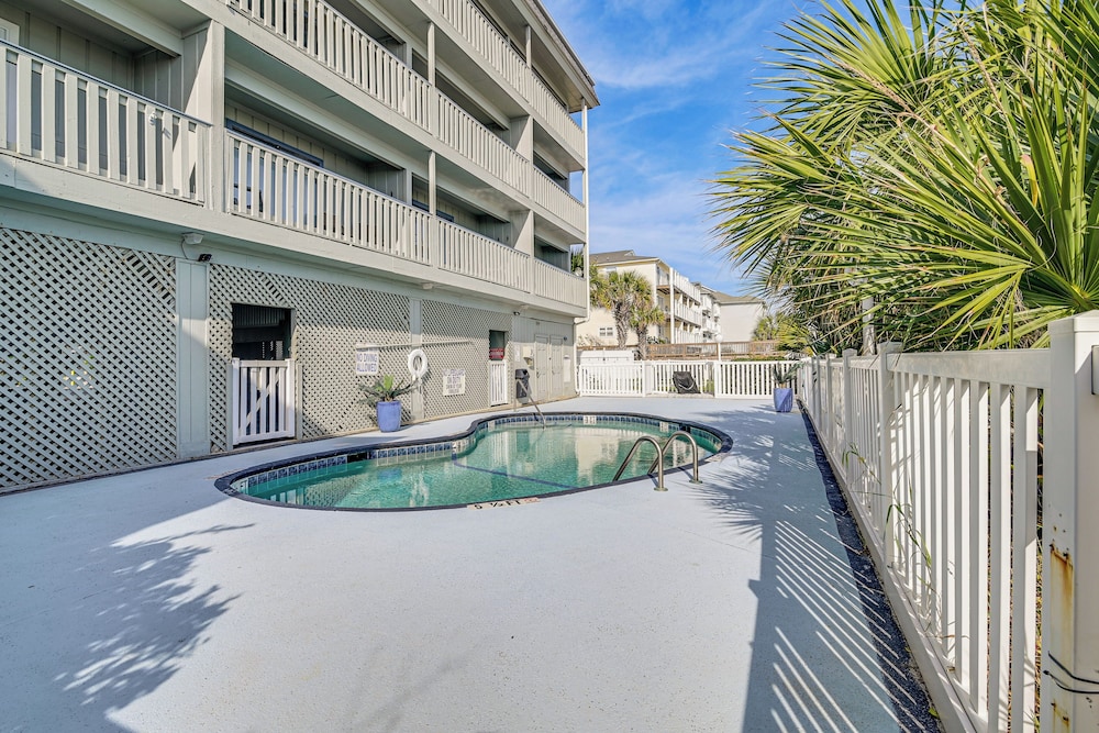 Beachfront Oasis w/ Pool Access in Surfside Beach!