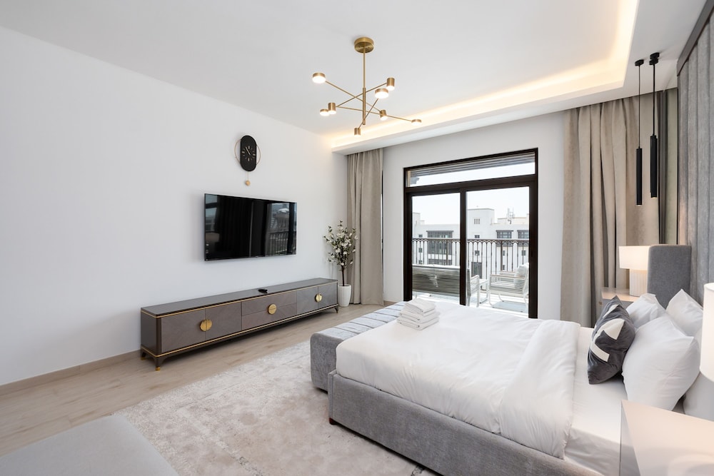 Modern 4BR w Full Burj Al Arab View Pvt Rooftop