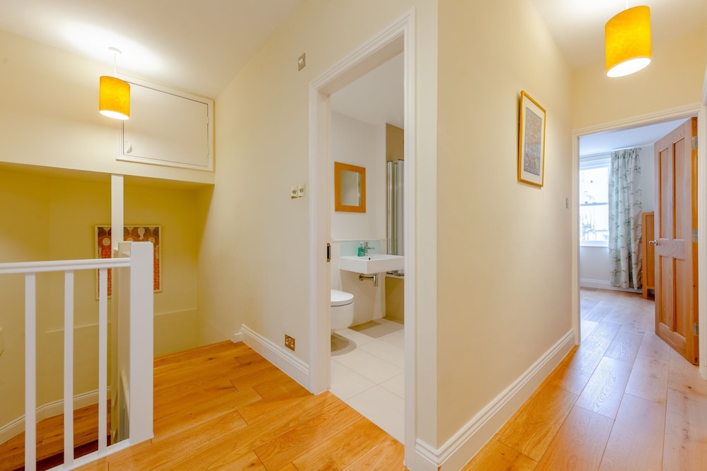 Spacious and Central 3 Bedroom House in Paddington