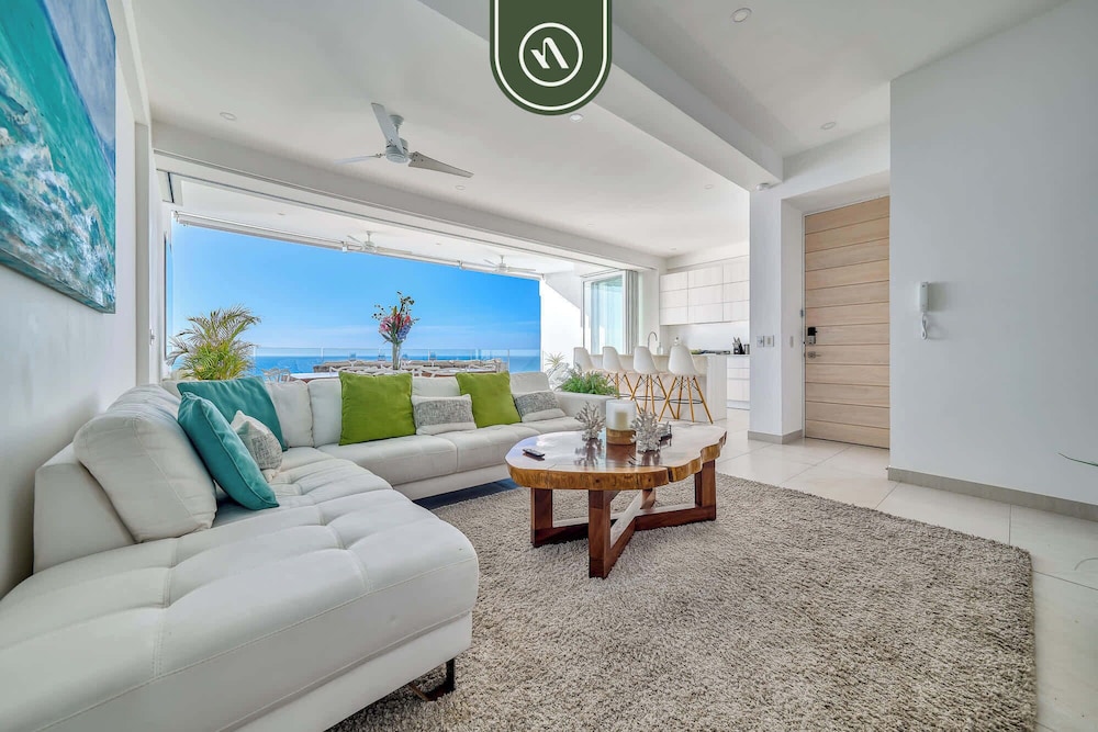 Oceanview Luxury Condo - Private Beach - Rooftpop