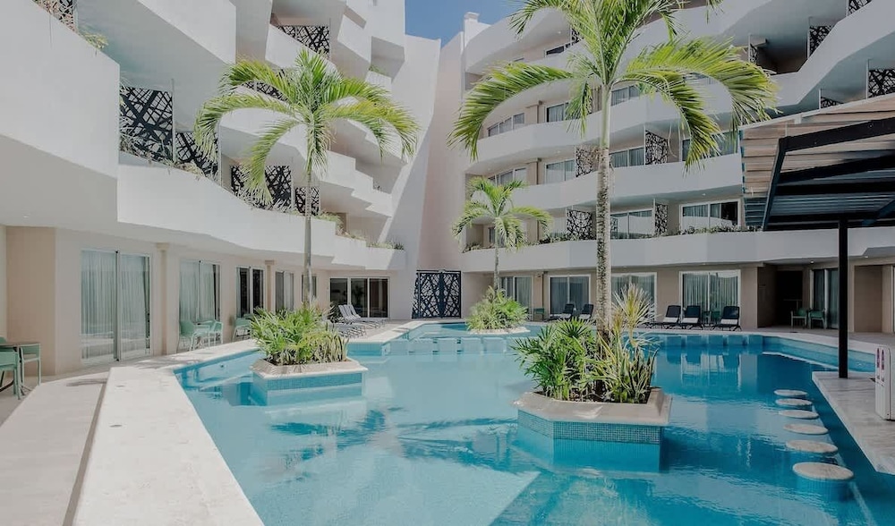 Pool View 1 Br. Steps Away From the Beach