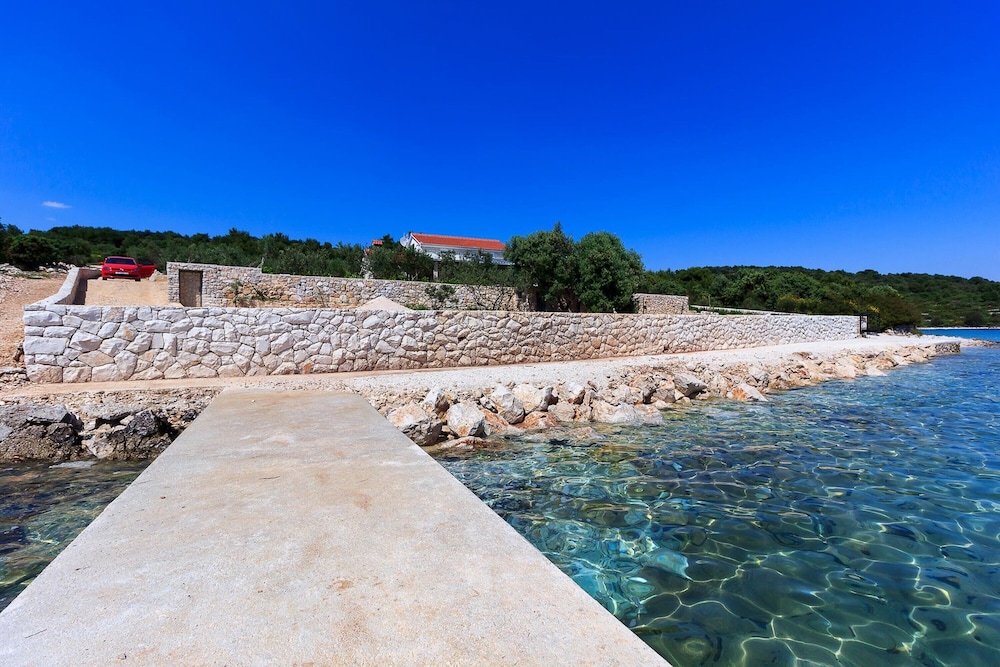 Beachfront Luxury Villa w. Pool & Large Garden photo 1