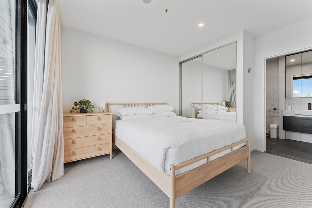 Perfect Location 1-bed With Balcony, BBQ & Parking