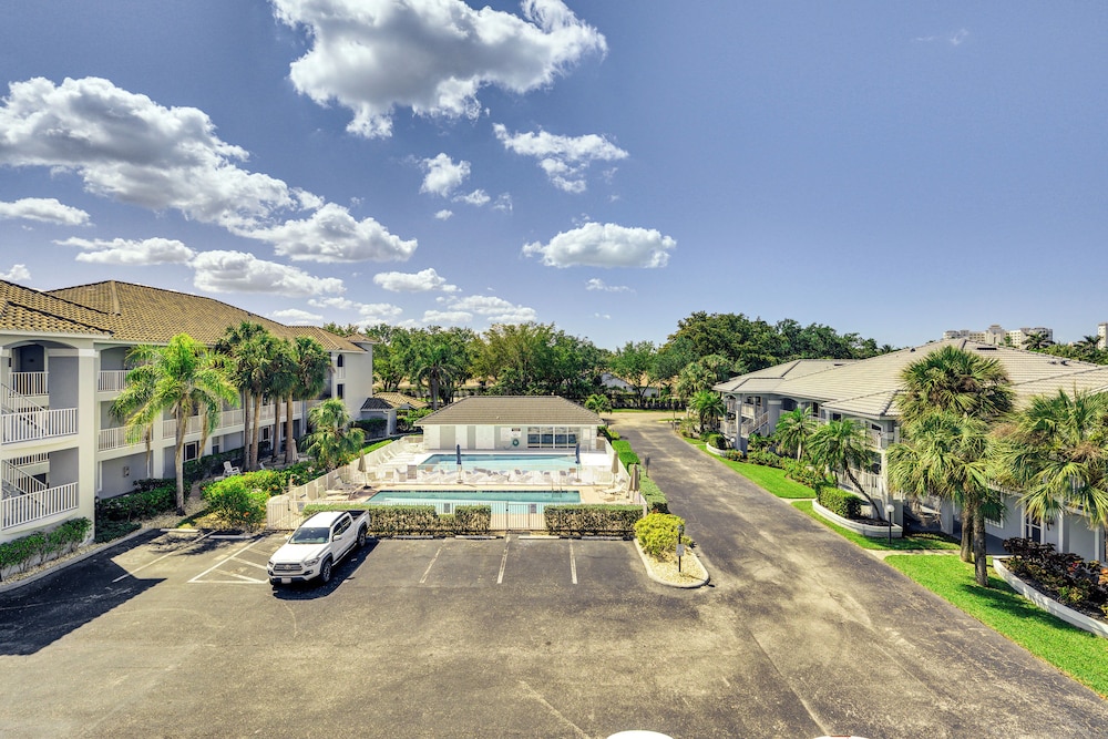 Sleek Naples Condo w/ Balcony: Snowbirds Welcome!