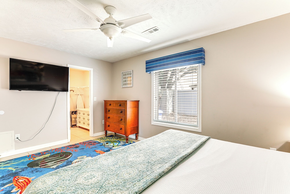 Walk to Ocean & Golf: North Myrtle Beach Home!