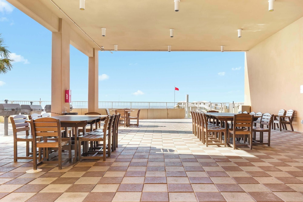 Beachfront 3-bedroom Condo on 15th Floor Balcony, Lazy River, Jacuzzis