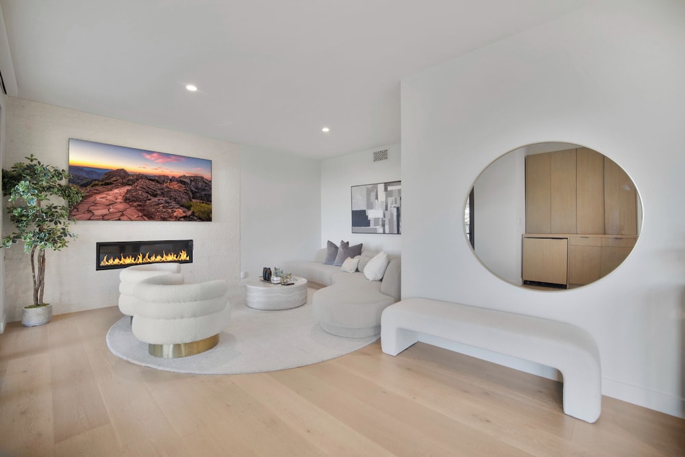 Villa Solea - Mulholland Retreat w/ Pool, Spa & Iconic LA Views