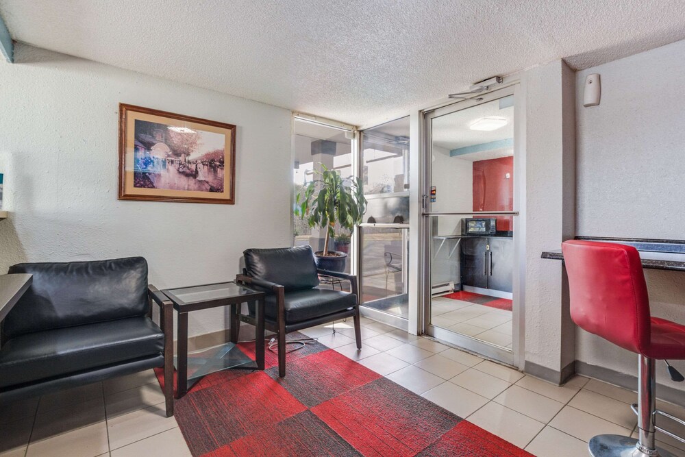 Econo Lodge Inn & Suites view 4