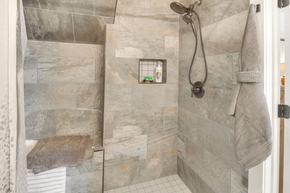 Group Getaway: Lakefront Retreat in Fayetteville!