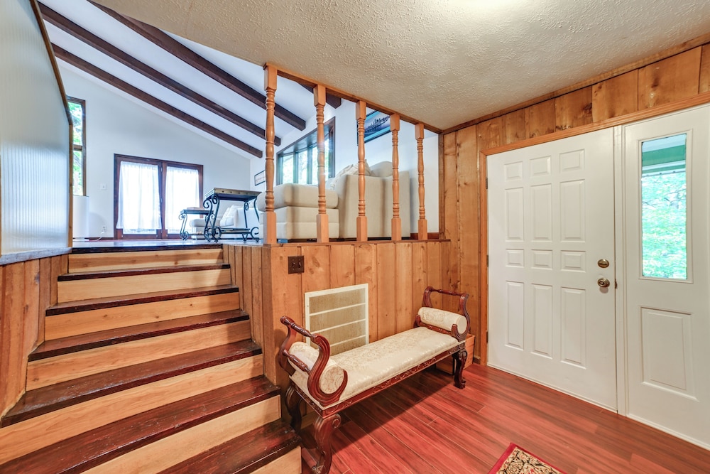 Dog-friendly Kentucky Lake Home w/ Game Room!