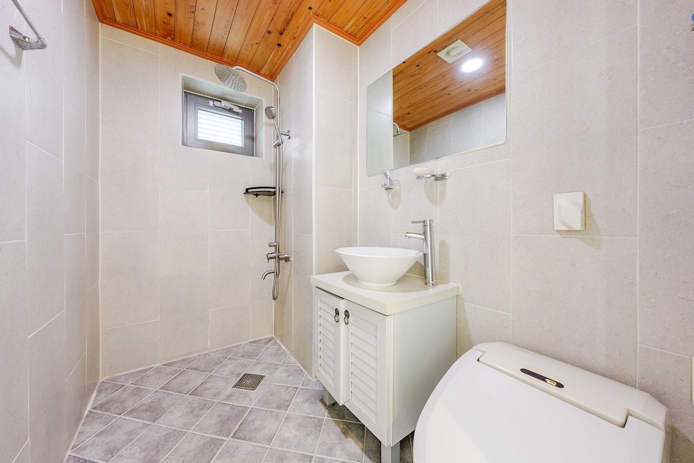 Geoje Pension Kan Pool Villa