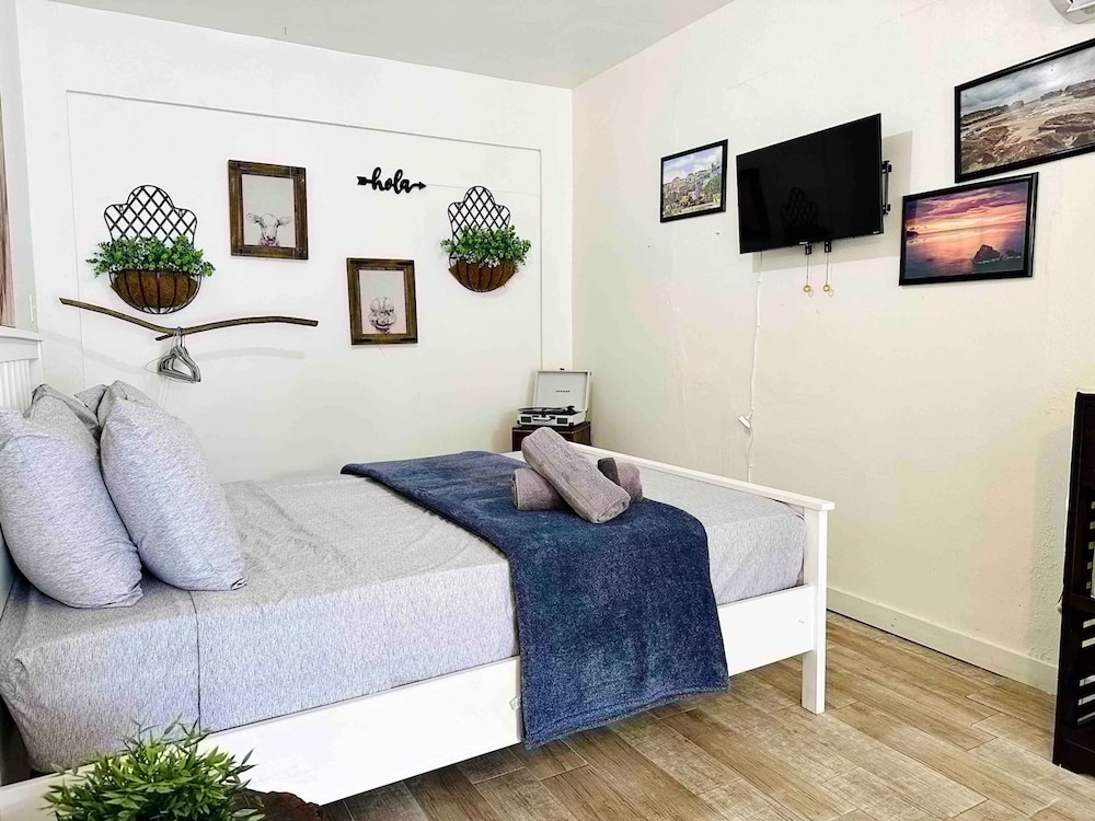 Eco-friendly Cozy Studio Solar-powered Retreat
