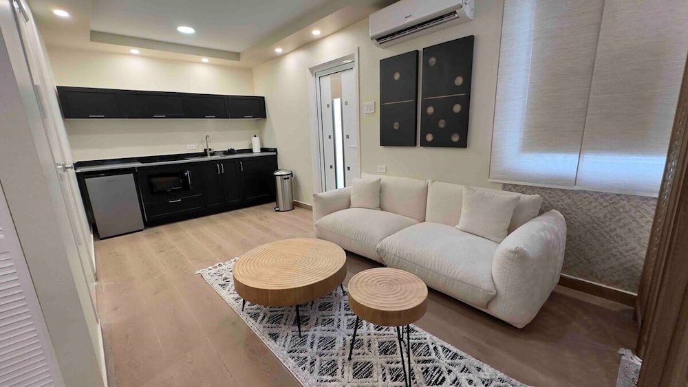 New 5 Bedroom Private Pool Near Superfood