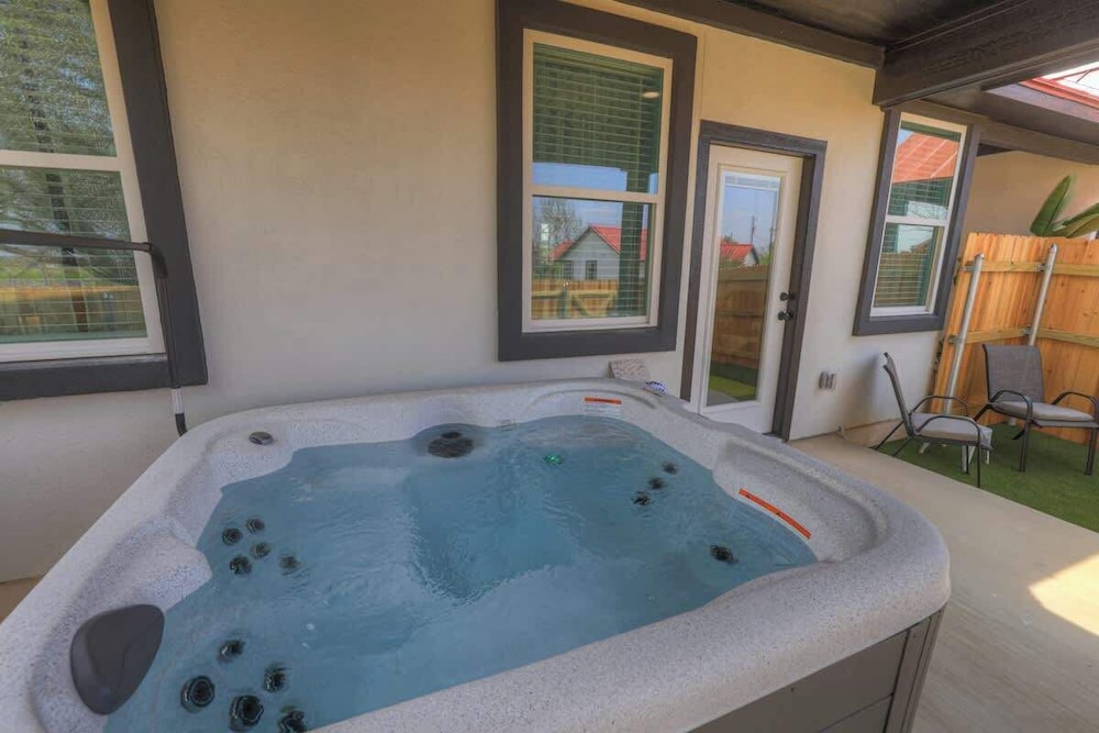Modern Casita With Hot Tub Six Minutes From Main Street