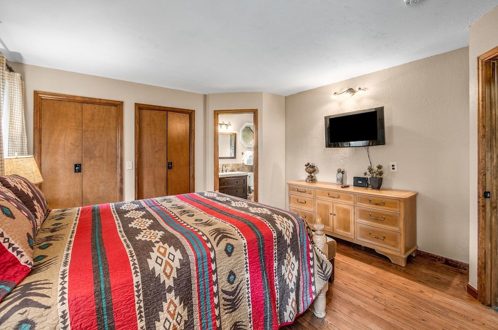 Heavenly Pines -- Ev #3361 5 Bedroom Home by RedAwning view 4