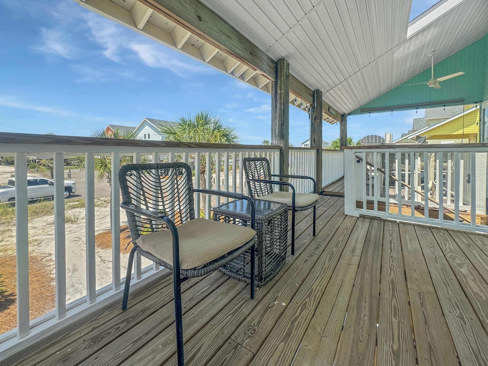 Duplex Beach Home for 6 With Balcony & Resort-style Amenities