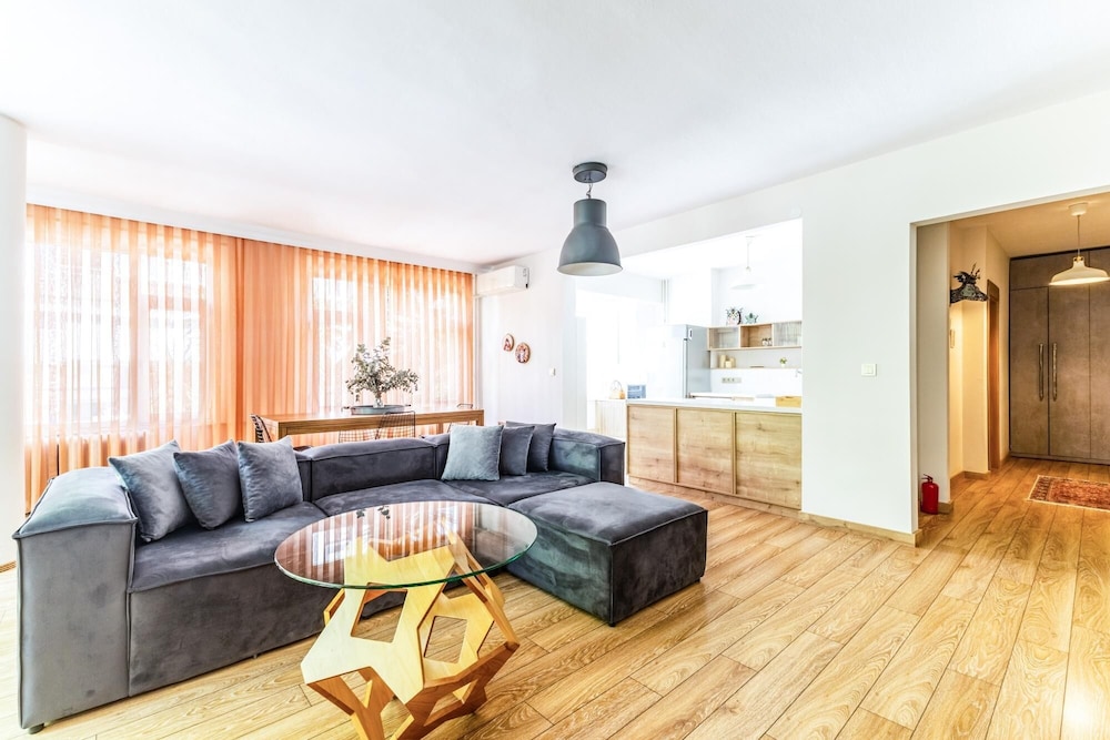 Flat w Balcony 1 min to Bagdat Avenue in Kadikoy