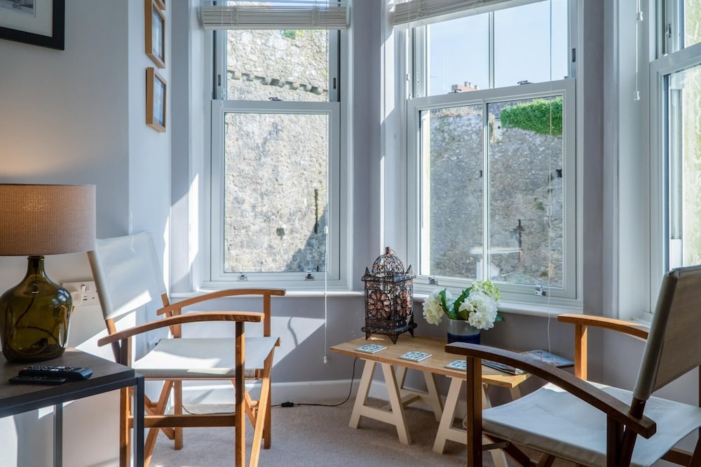Beachcomber Seaside Apartment - 2 Bedroom - Tenby