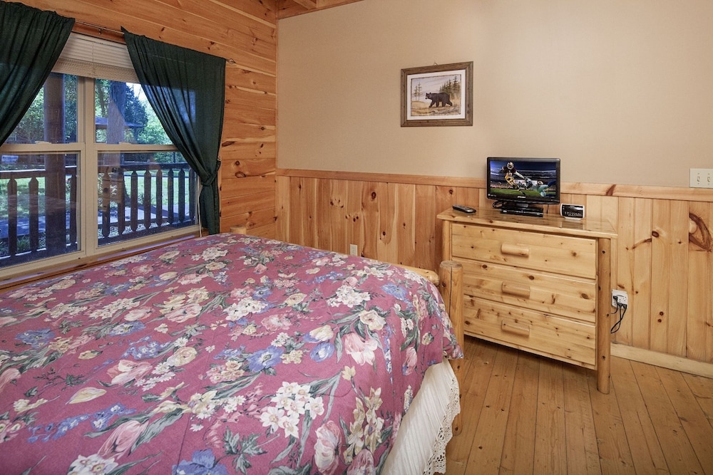 Bear Hugs - Great Cabin! 2 Bedroom Cabin by RedAwning view 2