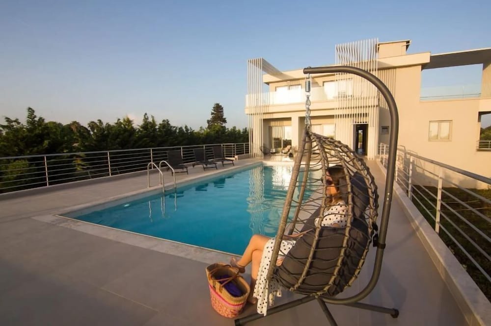 IO Luxury Pool & Hot Tub Suites photo 2