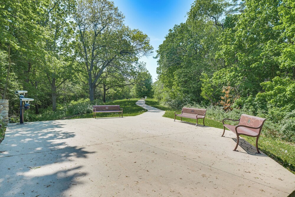 Bellevue Log Cabin w/ Gas Grill & Creek Access
