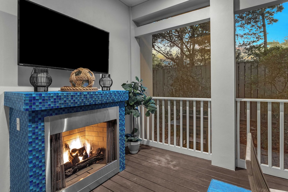 Seagrove Gardens Mins to the Beach, Santa Rosa Retreat w/ Golf Cart, A+ Design