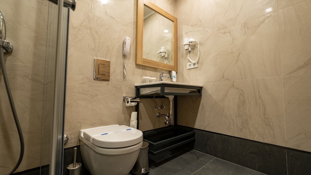 Alesta Midtown - Image 34
